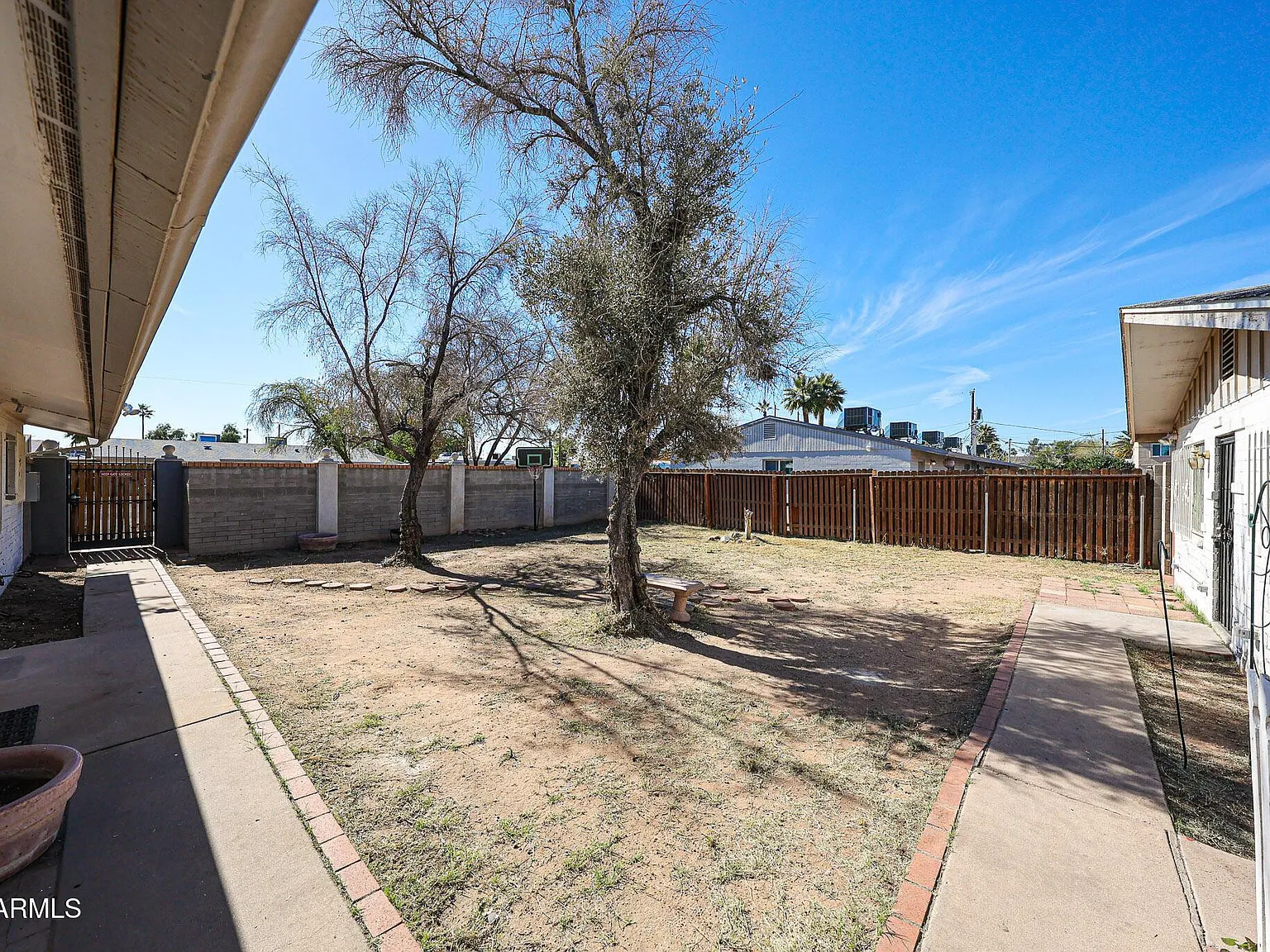 2 bed, 1.0 bath, 700 sqft, $1,095 — Photo 2