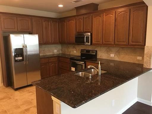 2nd image of 925 Shelby Ln