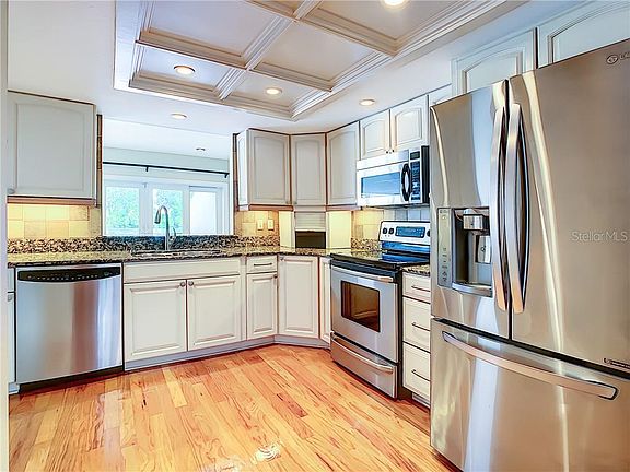 4th image of 13933 Clubhouse Cir #8