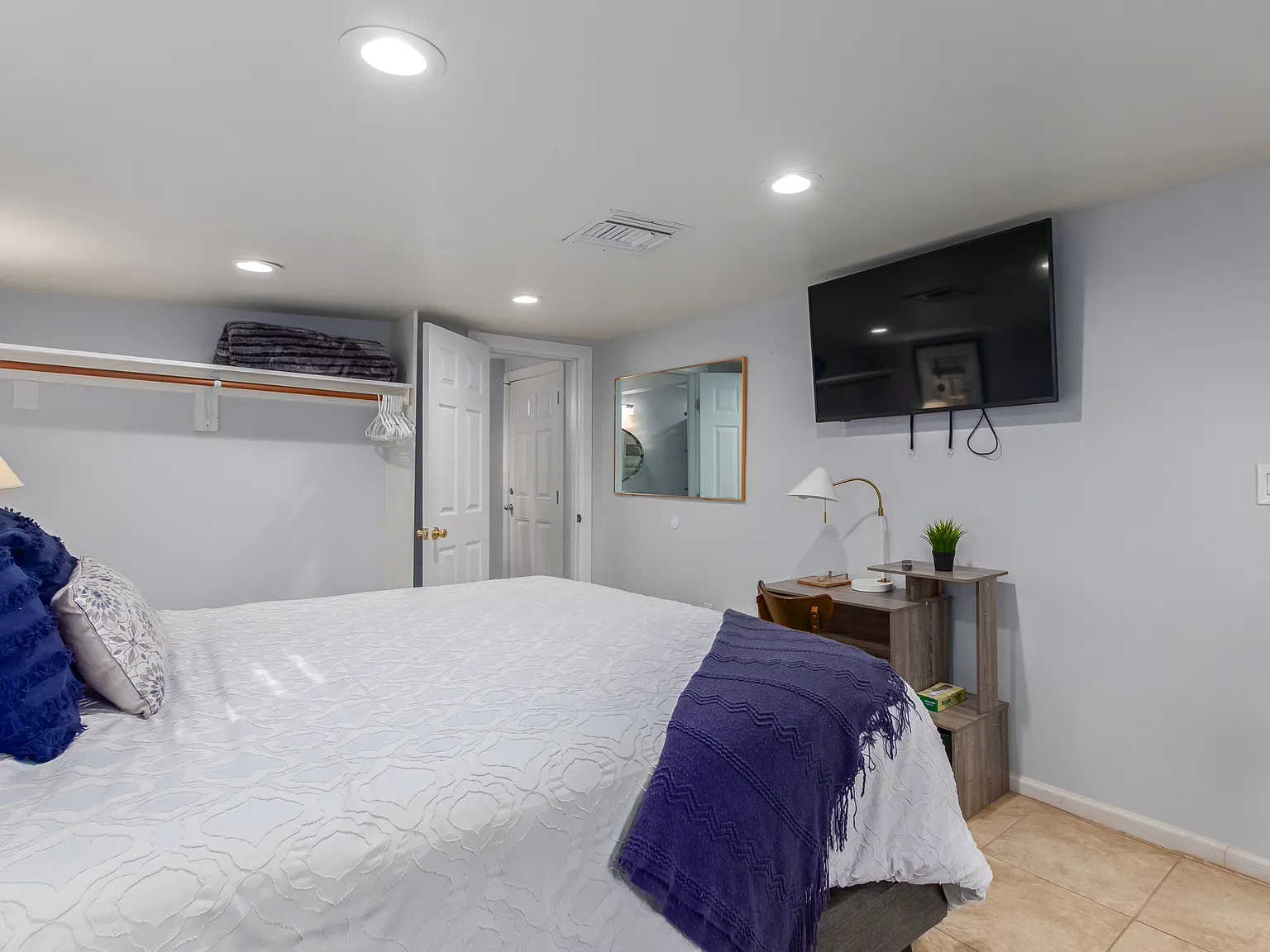 2844 E Blanche Dr — Photo 4