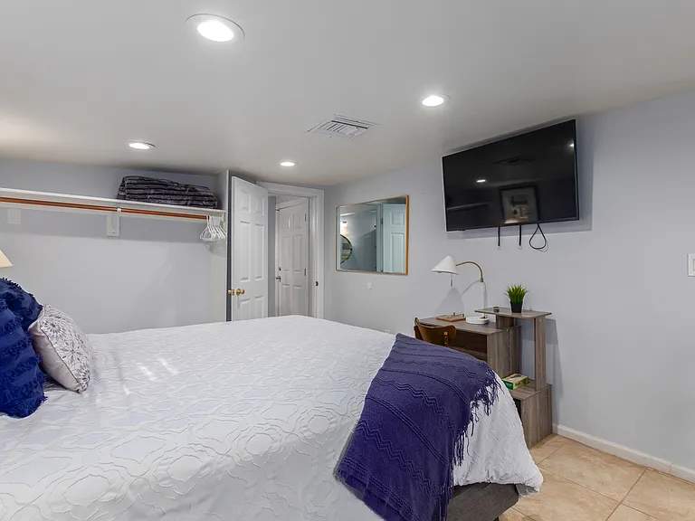 2844 E Blanche Dr — Photo 4