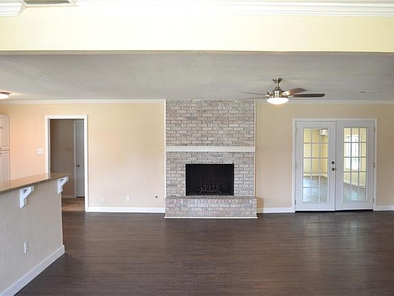 3rd image of 2417 Cindy Ln