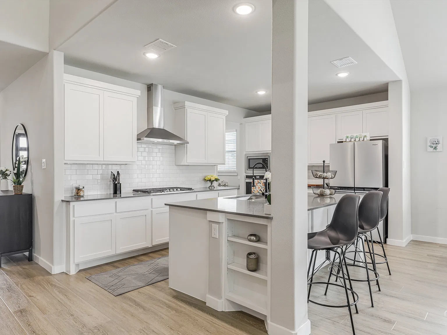 6 bed, 4255 sqft, $3,800 — Photo 2
