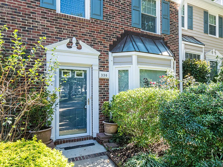 330 Silverberry Ct — Photo 2