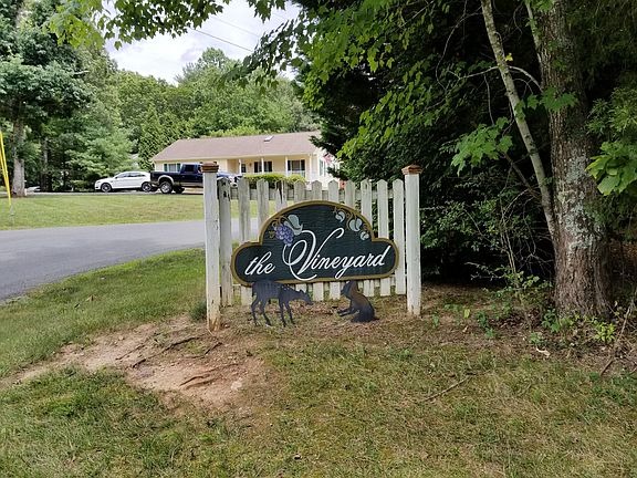 3rd image of 15 Vineyard Cir