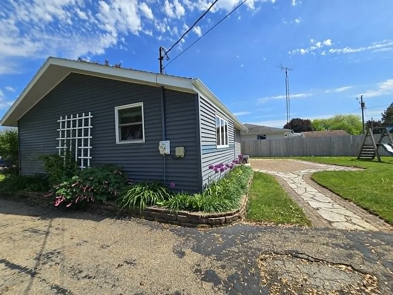 1146 Redwood Ln — Photo 3