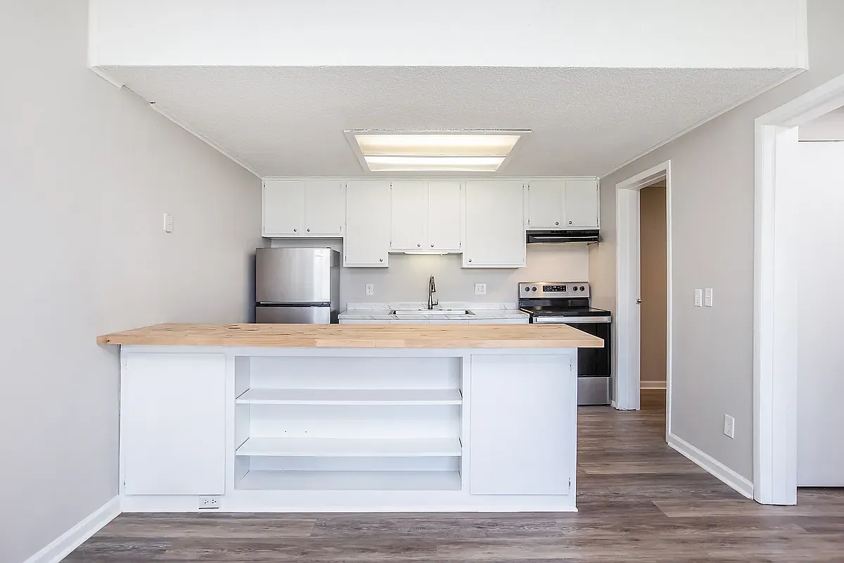 Lakeshore Apartments — Photo 2