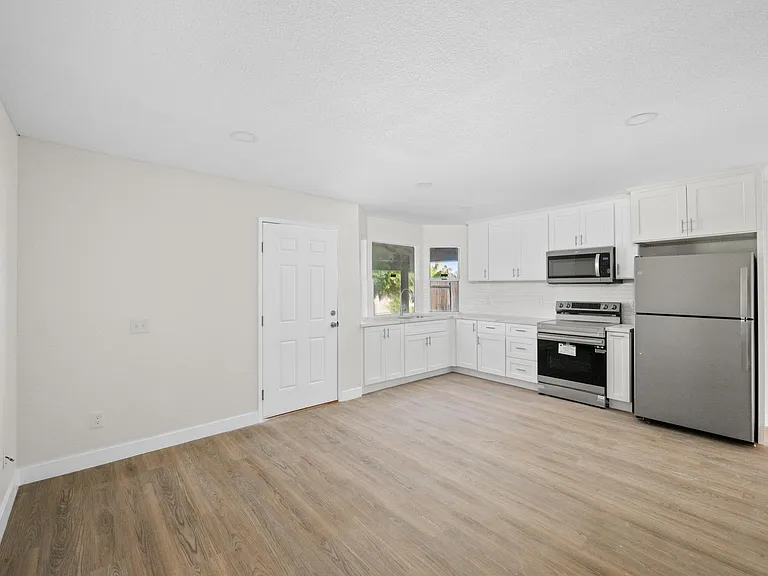 683 Jonquil St #B — Photo 3
