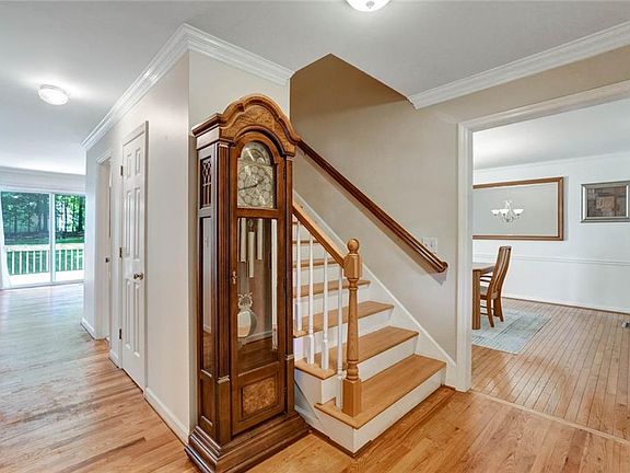 5th image of 295 Oakmere Dr