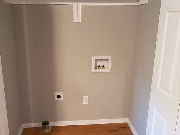 5th image of 524 Rosewood St