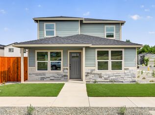 952 Honey Bee St, Medford, OR 97501