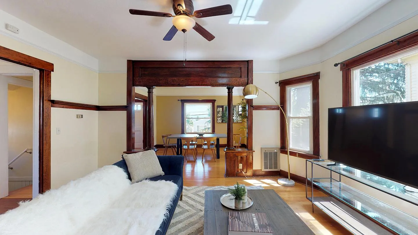 Private Bedroom in Spacious North Beacon Hill Home With Lovely Backyard — Photo 3
