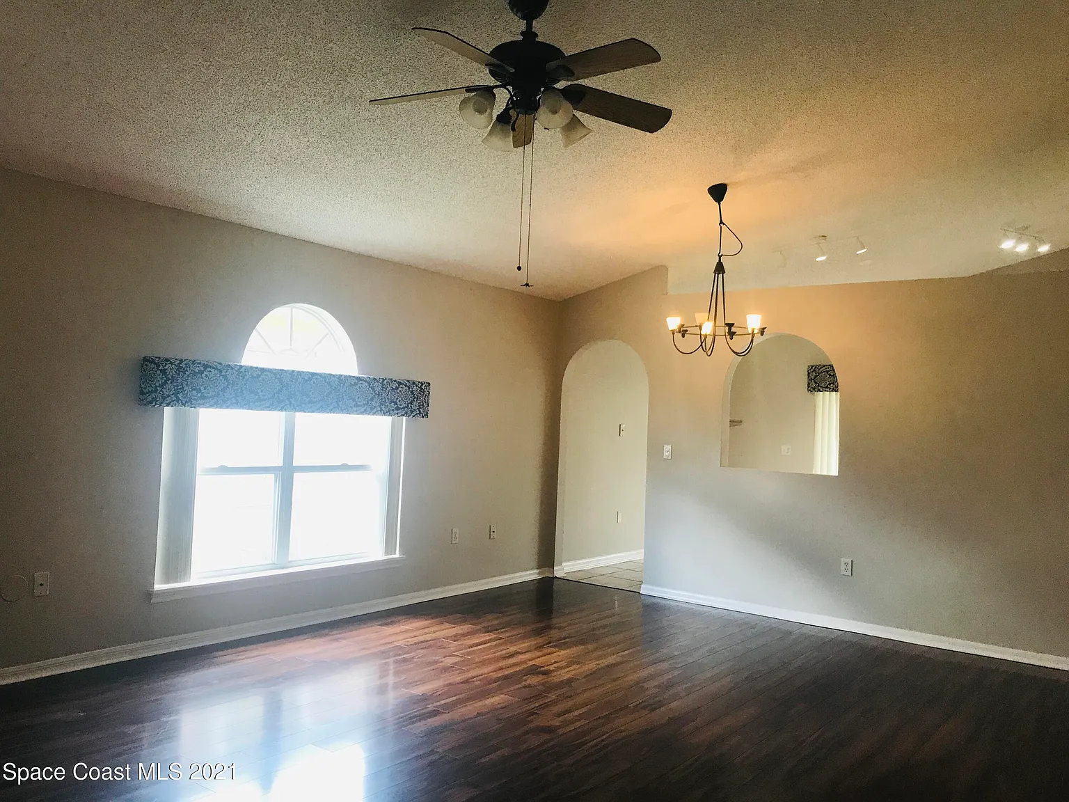 3 bed, 2.0 bath, 1292 sqft, $2,050 — Photo 4