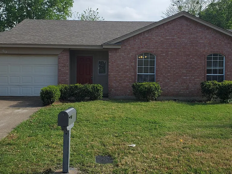 612 Nightshade Dr — Photo 2