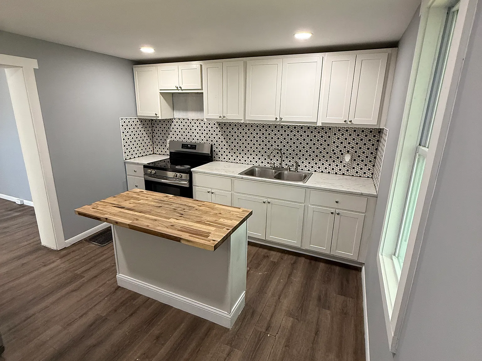 3 bed, 1.5 bath, 1600 sqft, $1,790 — Photo 2