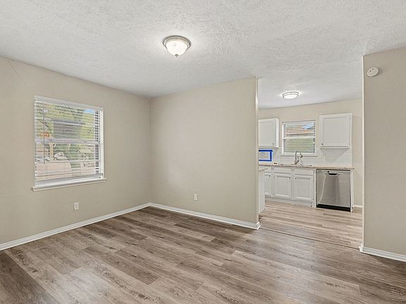 5th image of 4010 Mayflower Dr