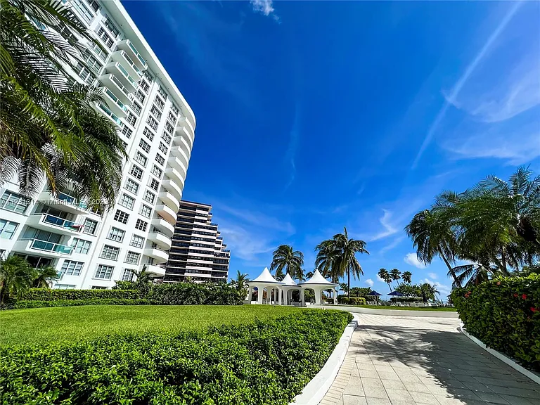 5161 Collins Ave #404 — Photo 40