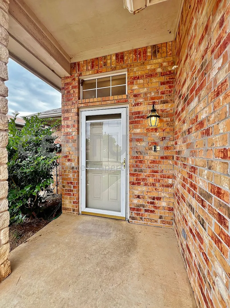 Awesome 2/2/2 Duplex On Corner in S. Arlington Lot For Rent! — Photo 3