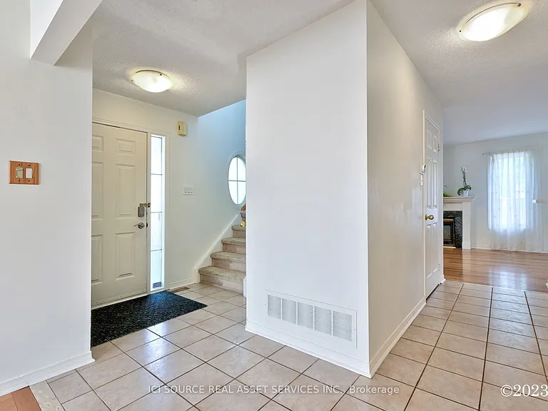 2 Waterton Cres — Photo 3
