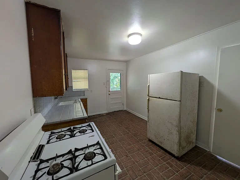 980-982 Oakland Street — Photo 4