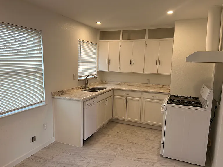 1713 Kirkwood Dr — Photo 4
