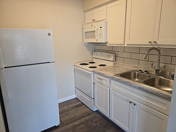 2nd image of 2727 Hampton Ave #107