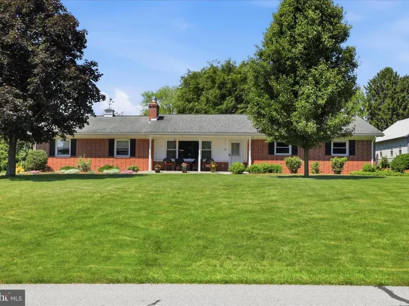 29 Meadow Ln, Smoketown, PA 17576