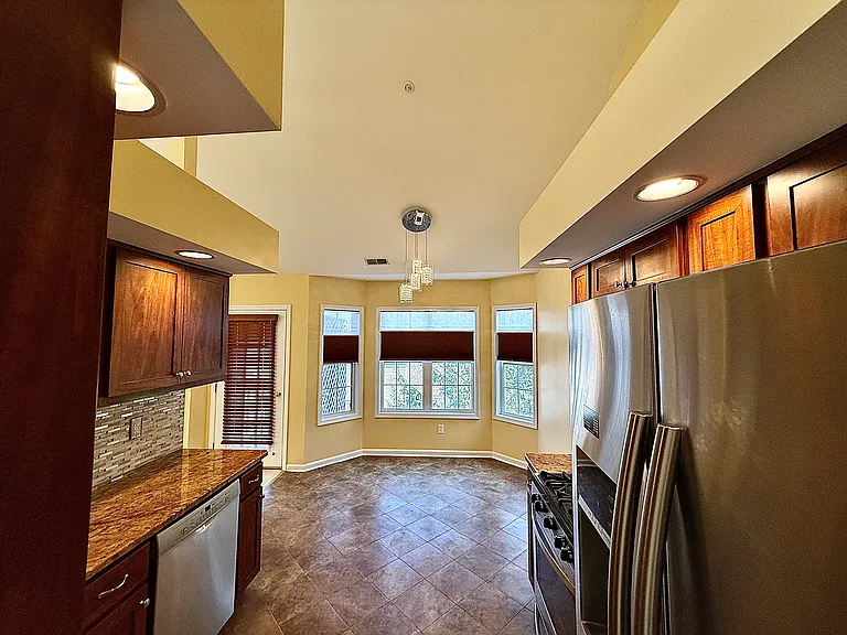 Eat in Kitchen/ SS Appliances & New Chandelier!