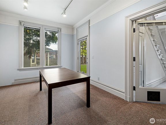Dining Room>