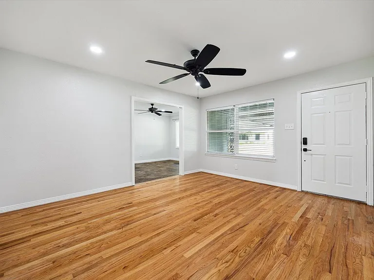 522 Barkley St — Photo 2