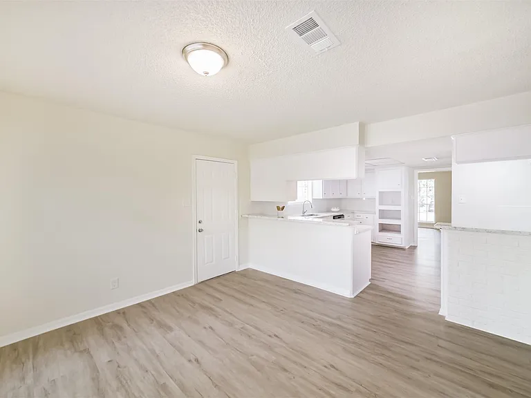 1011 Baltic Ln — Photo 6