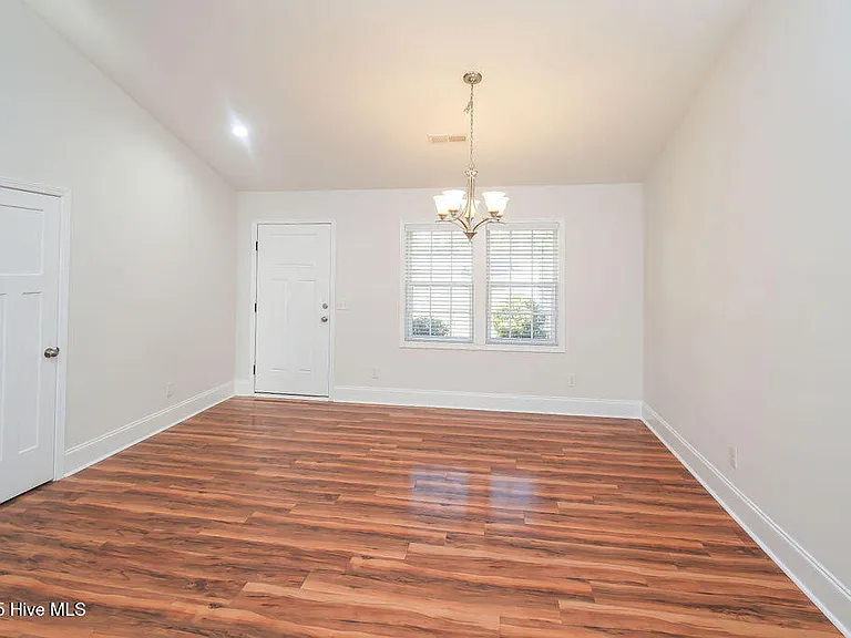 315 Adams Cir — Photo 9