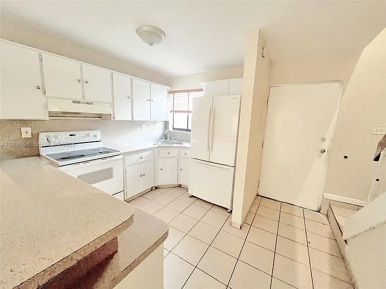 5712 W 25th Ct #5712 — Photo 8