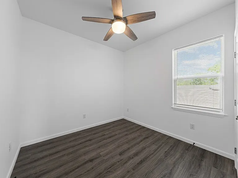 323 Gabriel St #101 — Photo 17