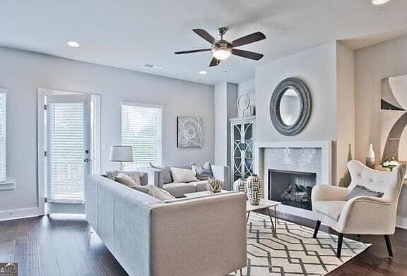 3rd image of 3781 Oxford Cir