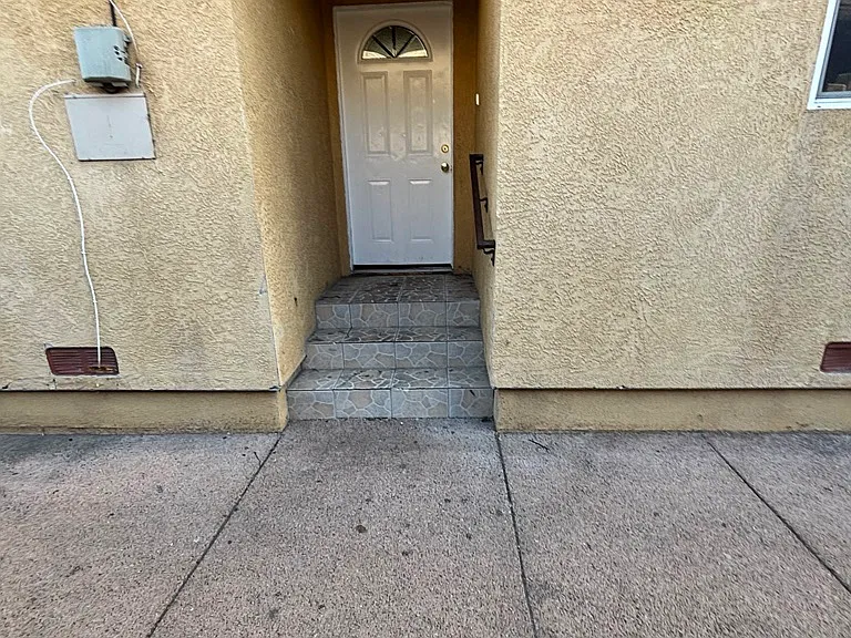 956 W 43rd Pl — Photo 2