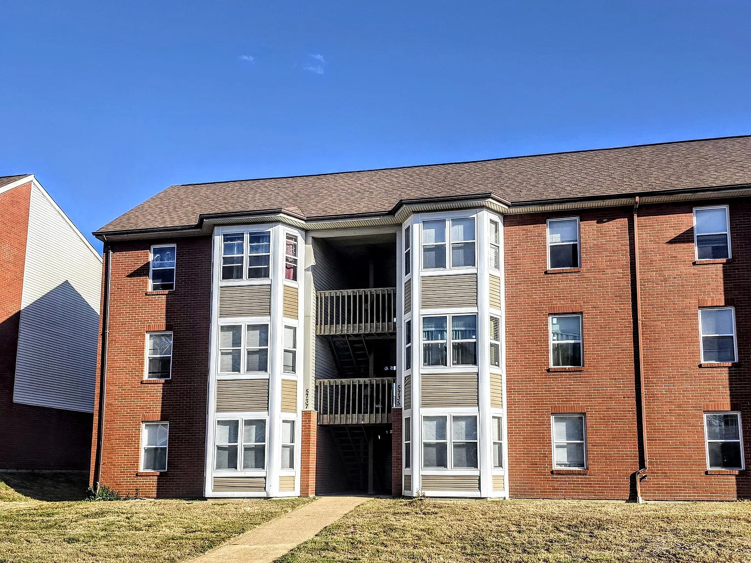 West End Apartments — Photo 1