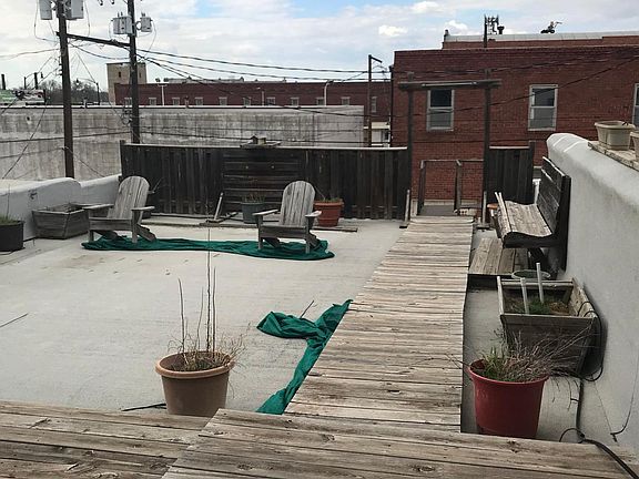 3rd image of 113 E Grand Ave