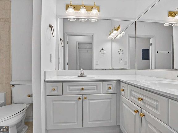 5th image of 3334 Peachtree Rd NE APT 1405