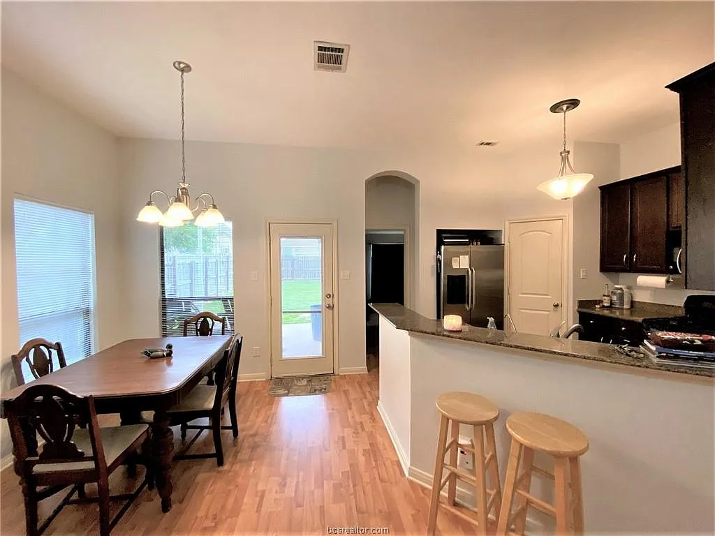 3 bed, 1265 sqft, $1,950 — Photo 3