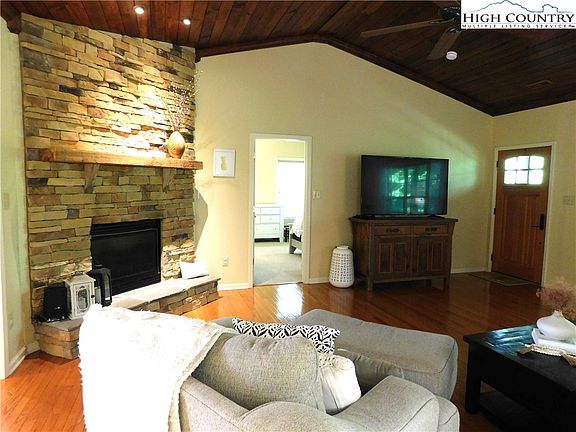 3rd image of 919 Balsam Drive