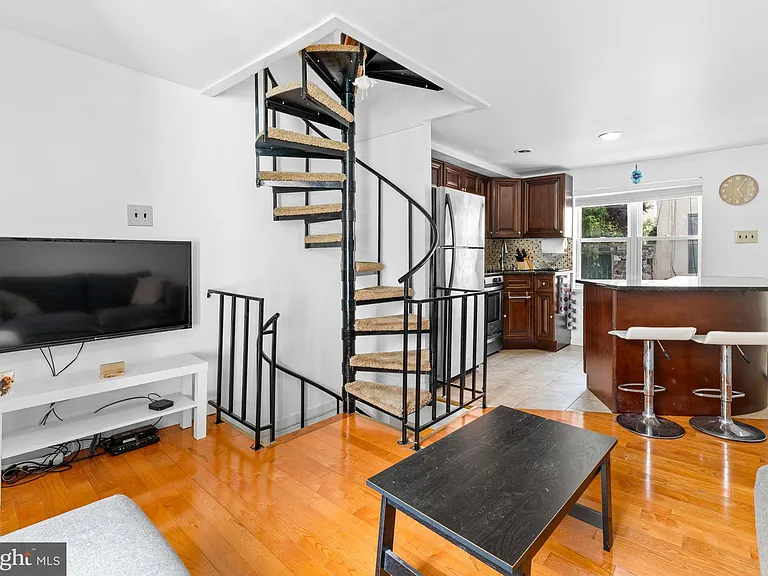 1006 Montrose St — Photo 9