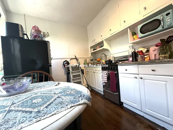 106 Willow St #3A, Cambridge, MA 02141