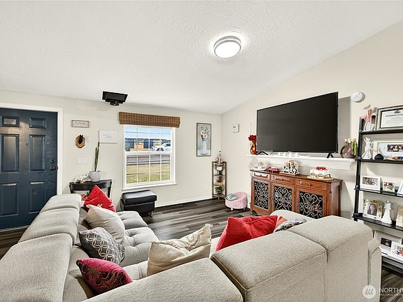 5th image of 2207 W Parks Lane