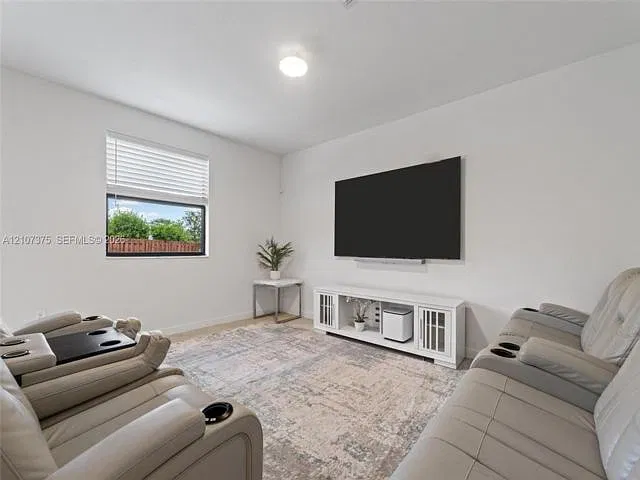 5 bed, 3.0 bath, 2640 sqft, $5,000 — Photo 4