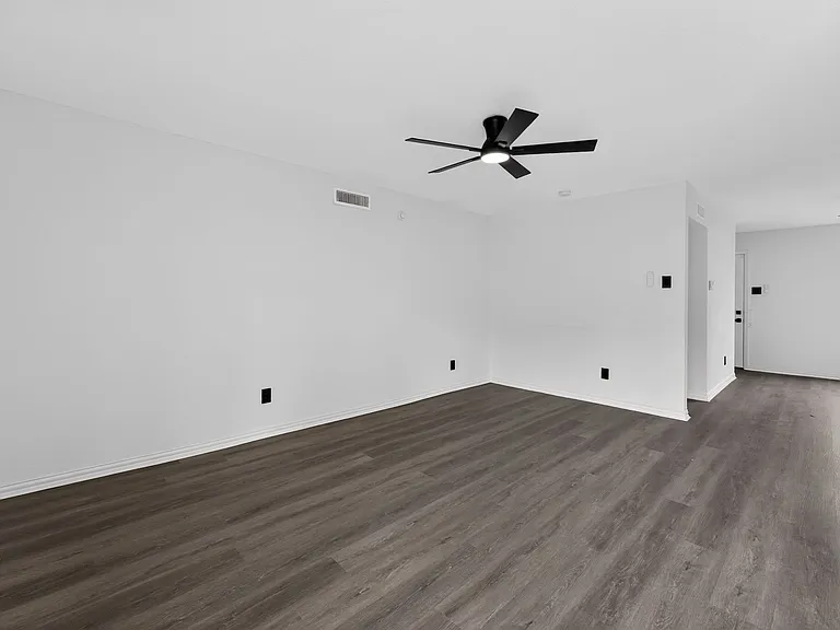 302 Independence Dr — Photo 8