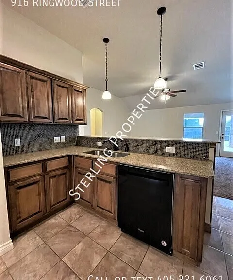 916 Ringwood St — Photo 9