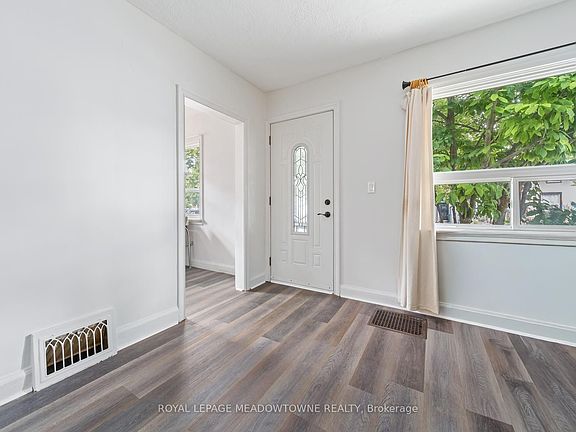 5th image of 27 Royce Ave