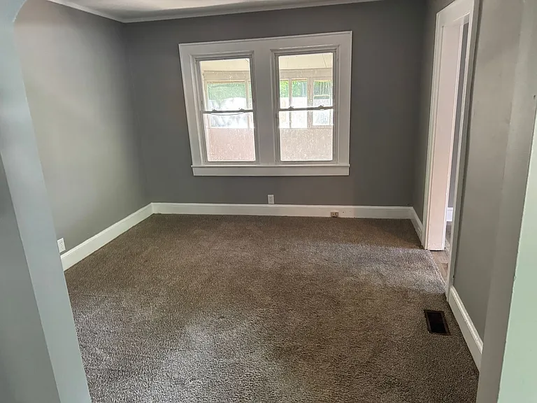 204 S Sycamore St SW — Photo 5
