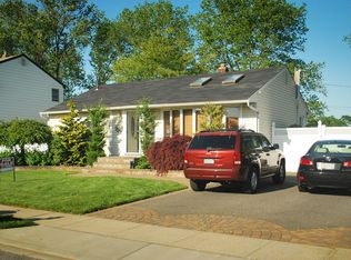 90 Cambridge Dr, Hicksville, NY 11801